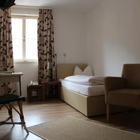 فندق Alpenhotel 2*